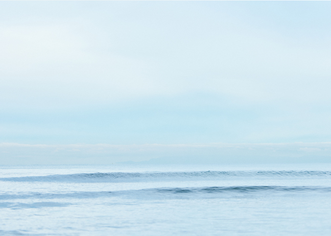 画像：波打ち際と青空